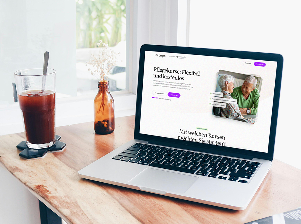 Laptop auf einem Tisch zeigt die curendo-Website zur Pflegekurs-Auswahl