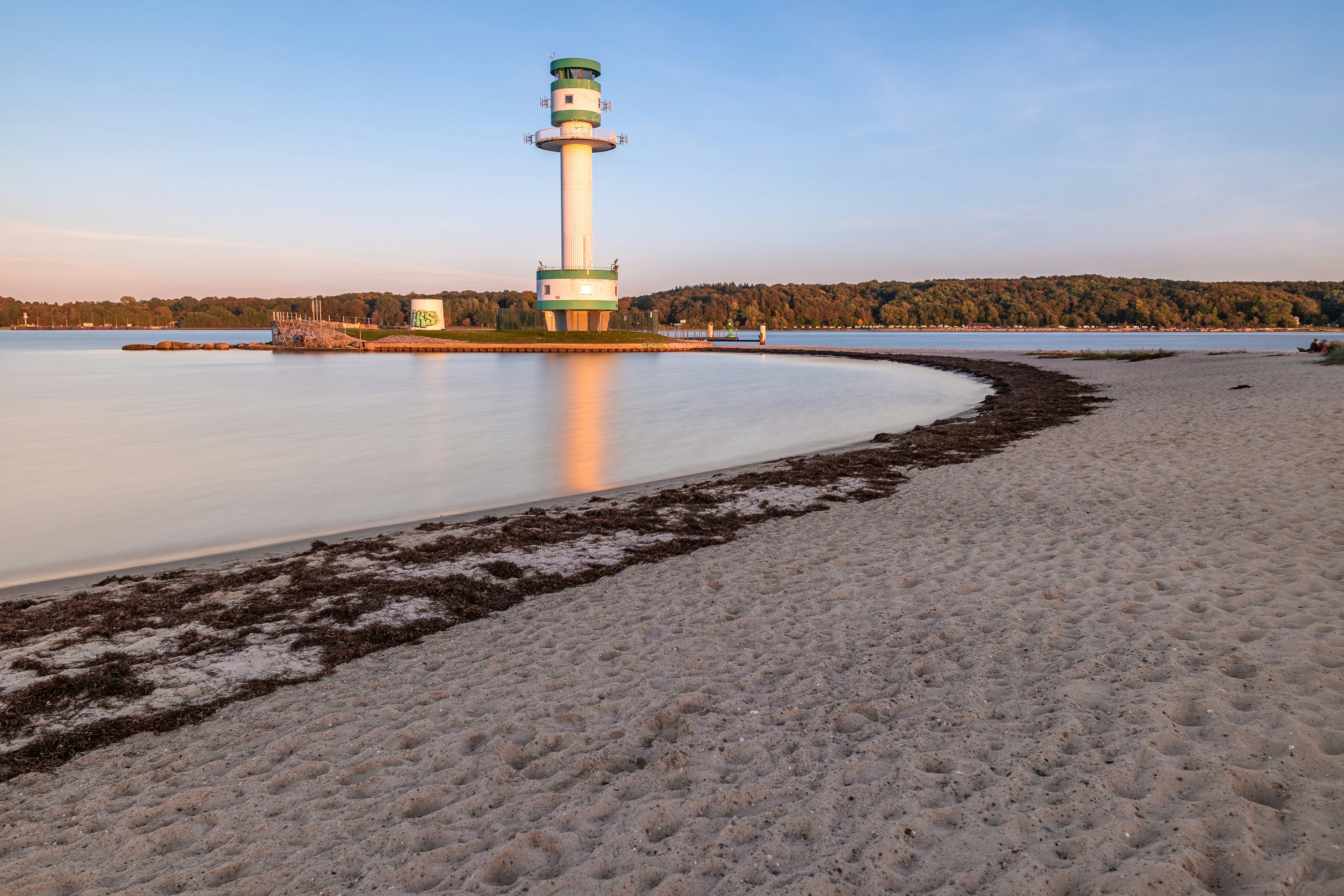 Leuchtturm am Ostseestrand in Schleswig-Holstein in der Abendd&auml;mmerung