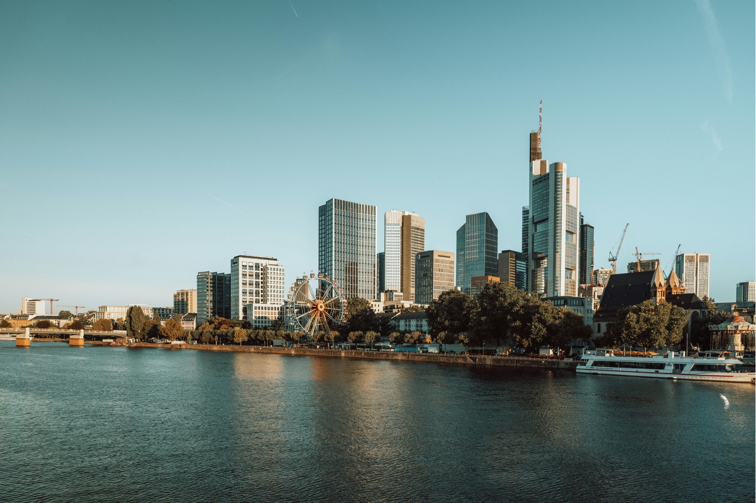 Frankfurter Skyline am Mainufer in Hessen