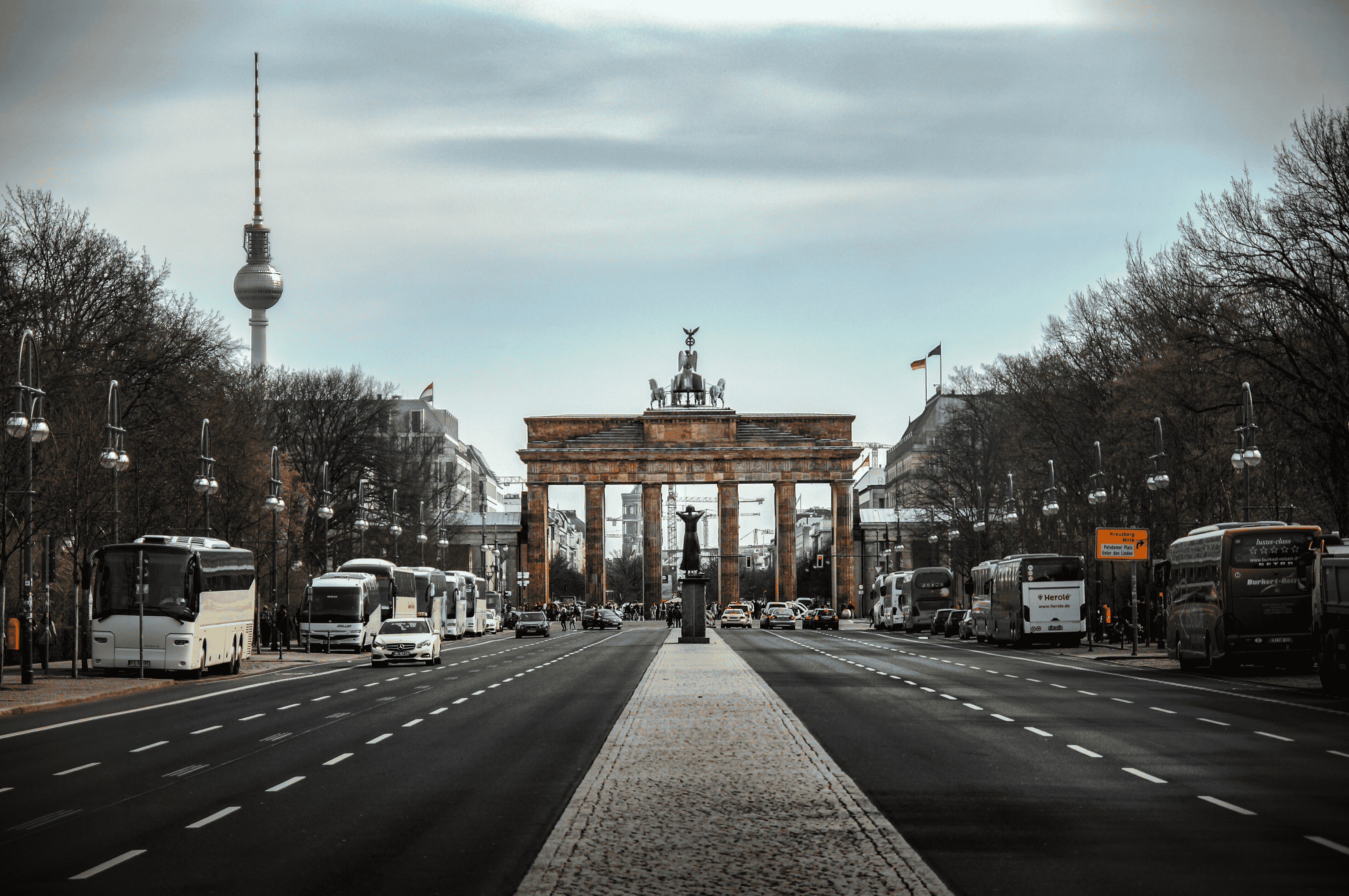Brandenburger Tor mit Fernsehturm in Berlin