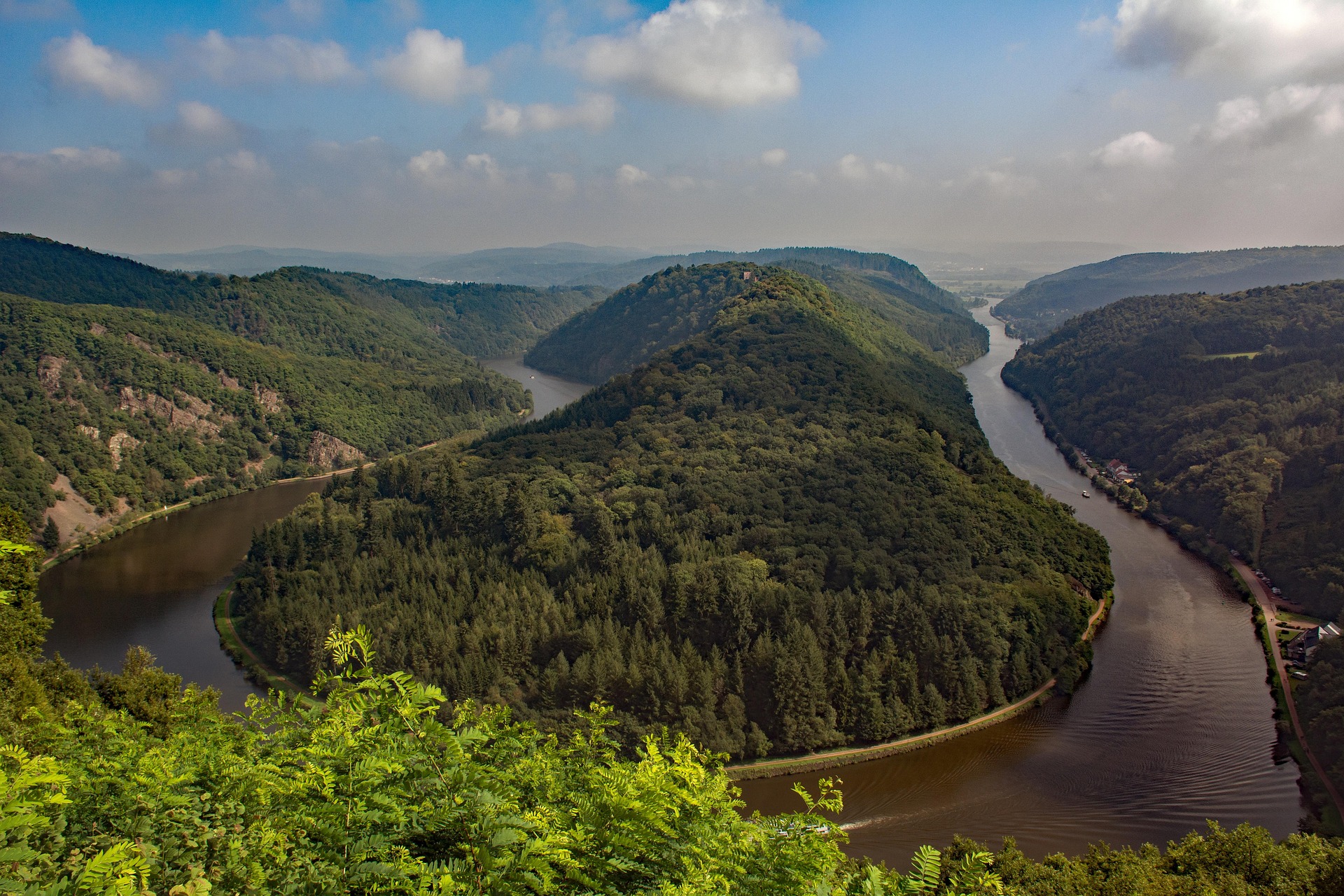 Saarschleife mit bewaldeten H&auml;ngen im Saarland