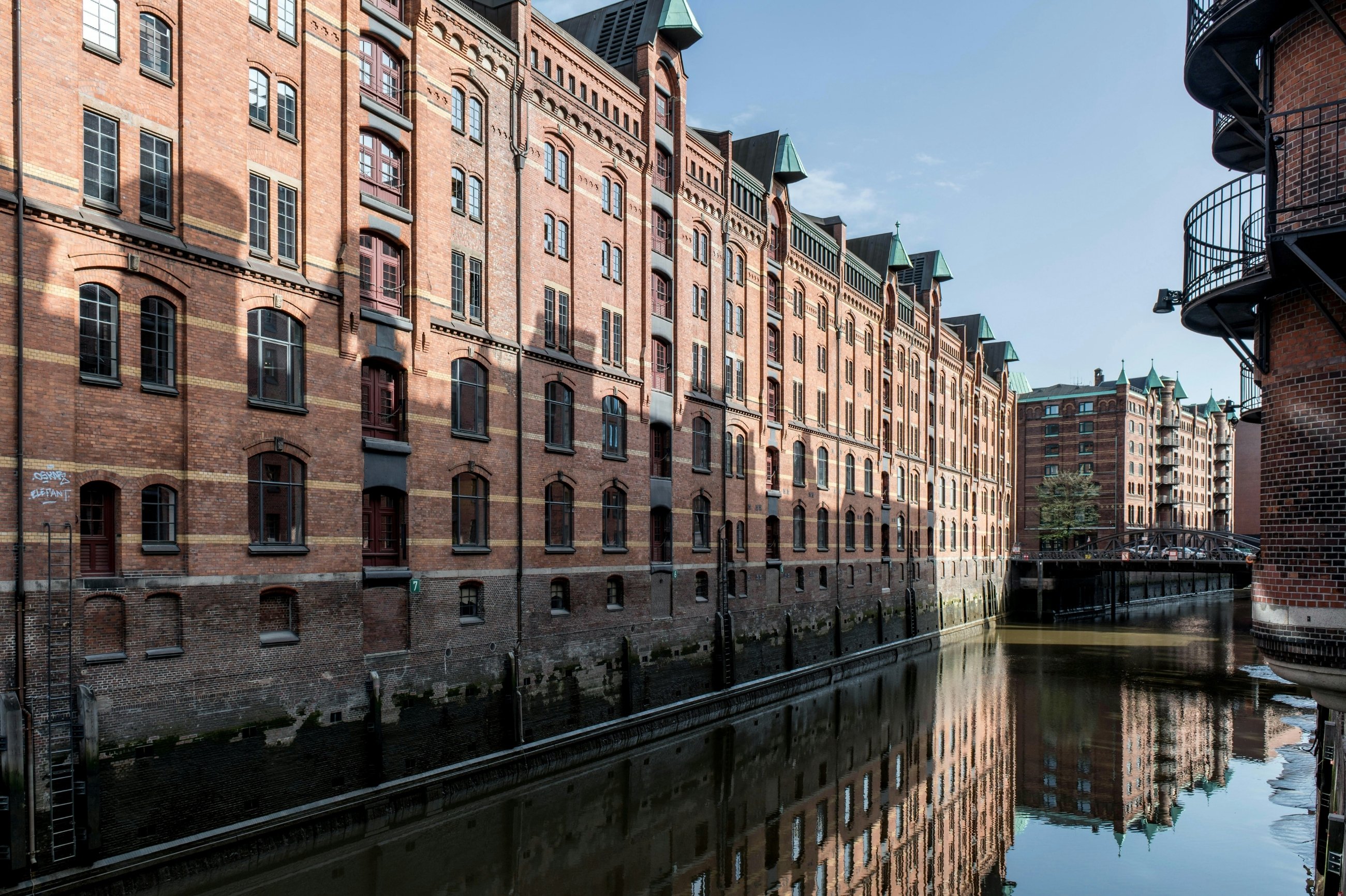 Backsteinh&auml;user der Hamburger Speicherstadt am Wasser