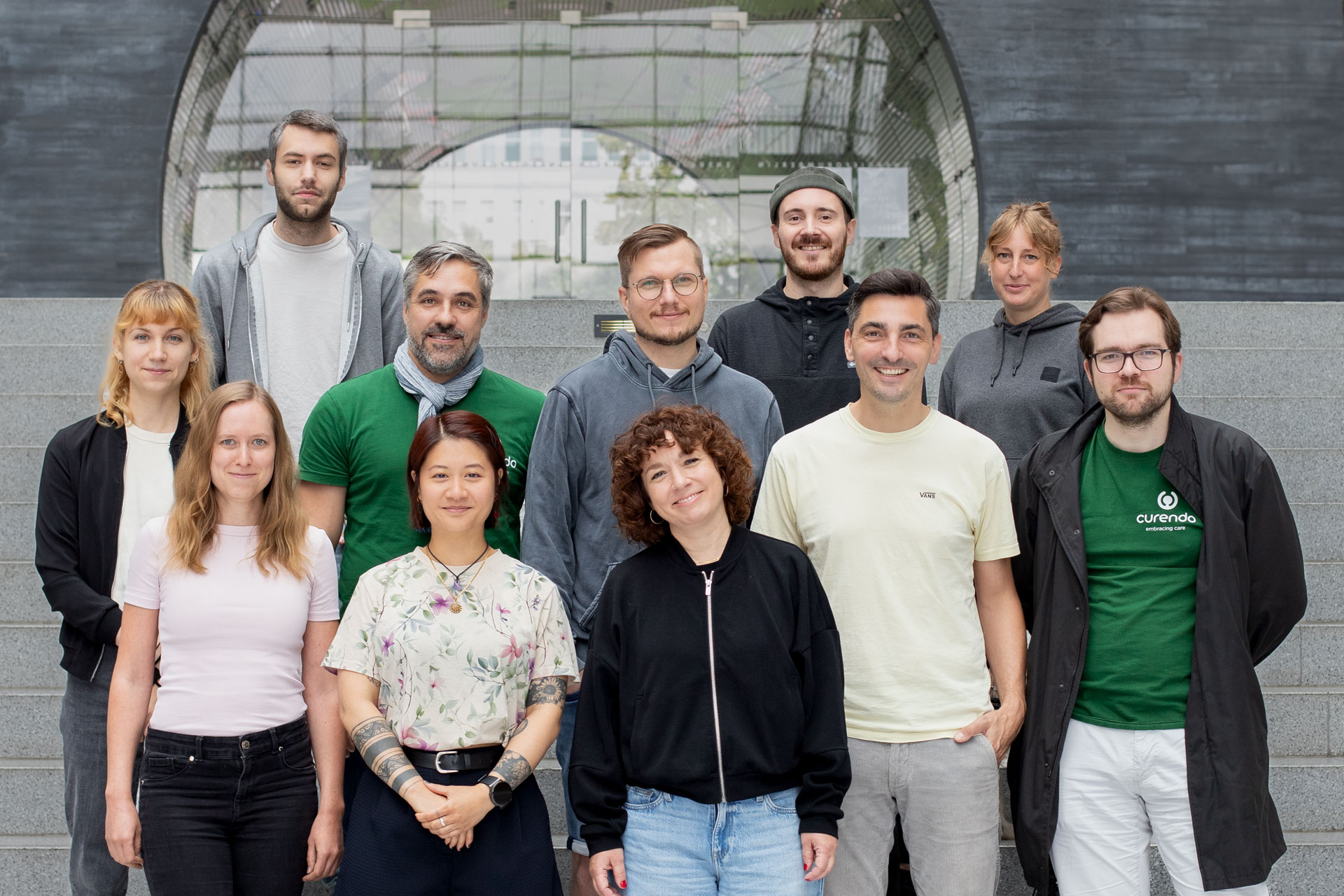 Das curendo Team unterstützt pflegende Angehörige mit Online-Pflegekursen und praxisnahem Pflegewissen